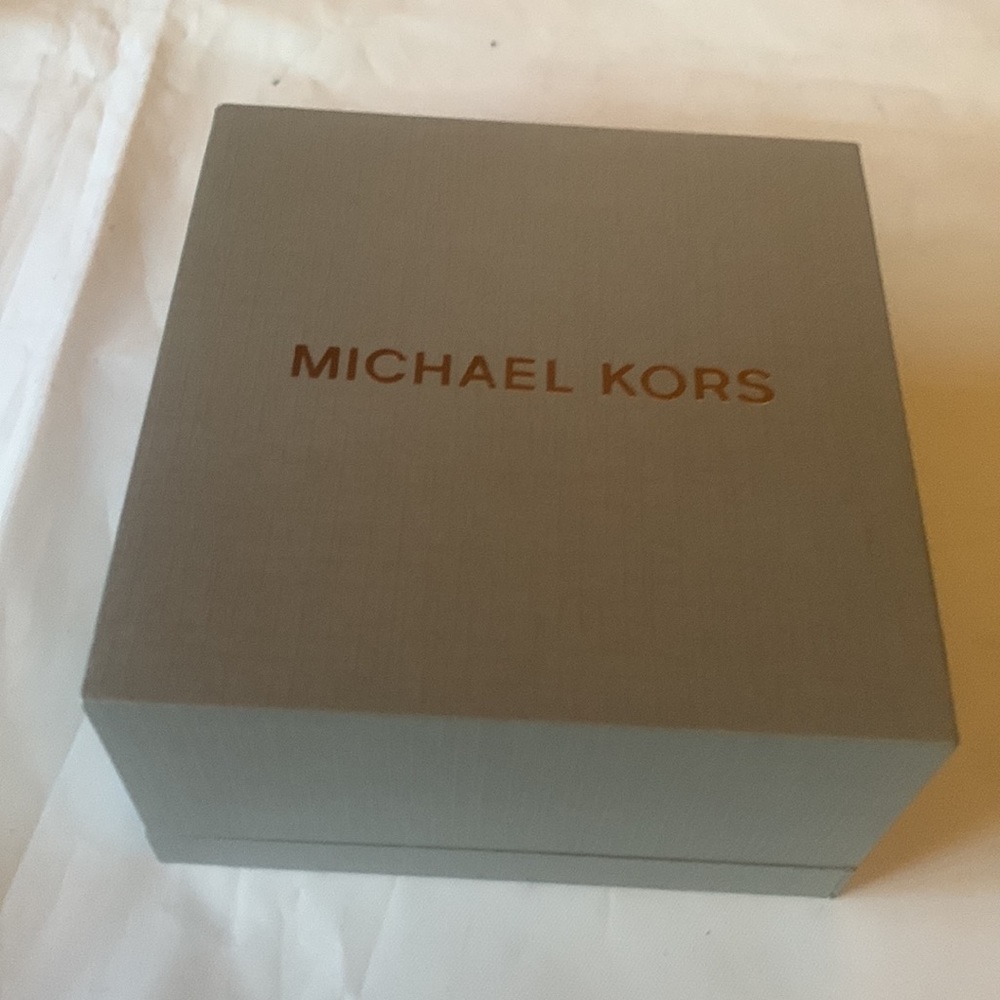 New MICHAEL KORS Women's Kors Love Pavé Heart Earrings - Picture 3 of 5